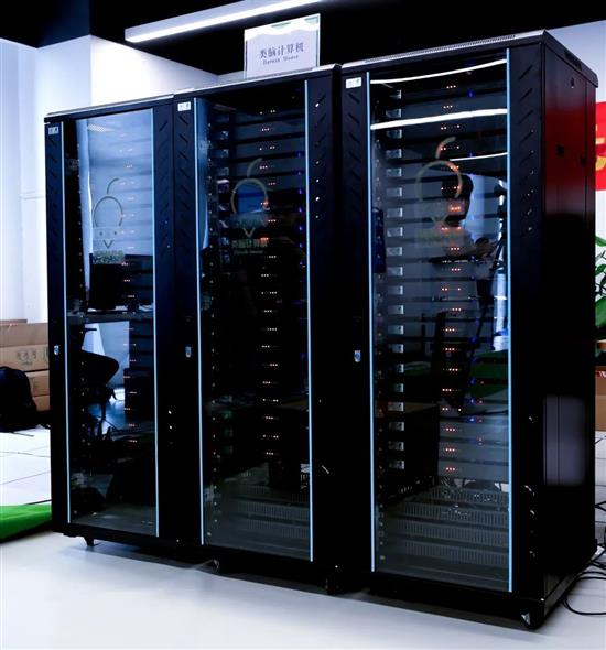 研究团队将792颗达尔文2代类脑计算芯片集成在3台1.6米高的标准服务器机箱中，形成了机架式类脑计算机Darwin Mouse。